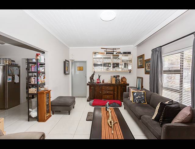 8 BEDROOM FREESTANDING FOR SALE IN MELKBOSSTRAND CENTRAL